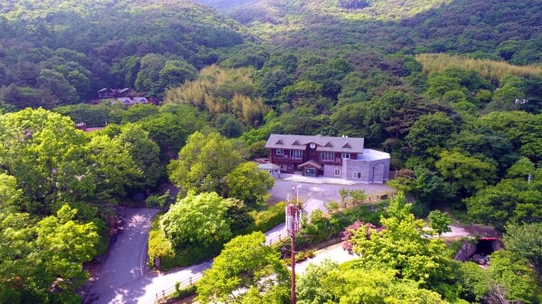 사진은 오서산자연휴양림의 숲속 수련장 전경