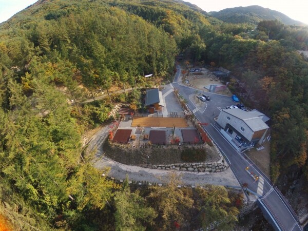 사진은 국립화천숲속야영장의 반려견 동반 데크 전경