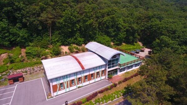 사진은 상당산성의 숲속 수련장 전경