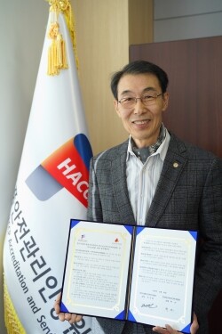 코로나19 여파로 서면 진행된 MOU 협약식에서 조기원 원장이 기념촬영을 하고 있다