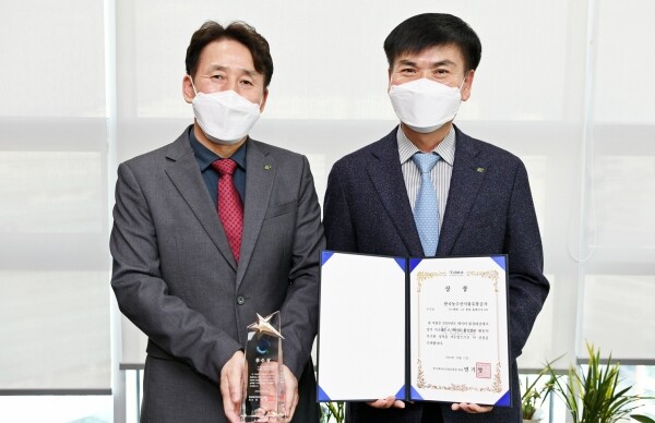 오른쪽이 aT 백진석 부사장