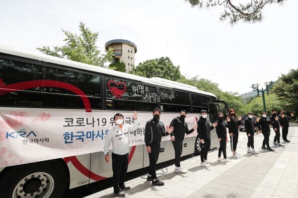 사진은 연말 사회공헌활동인 헌혈캠페인에 참가한 한국마사회 임직원 및 스포츠단 선수들