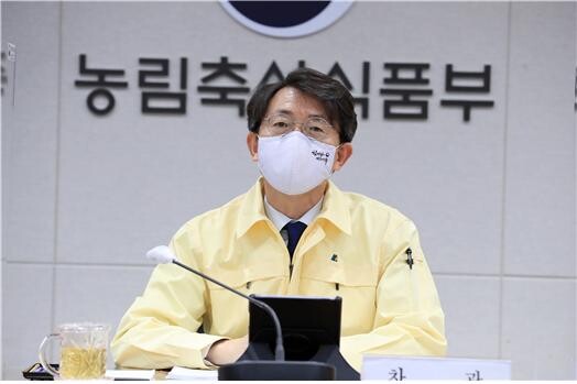 농림축산식품부 박영범 차관이 취임 후 첫 일정으로 국무총리 주재 코로나19 중앙재난안전대책본부 영상회의에 참석했다