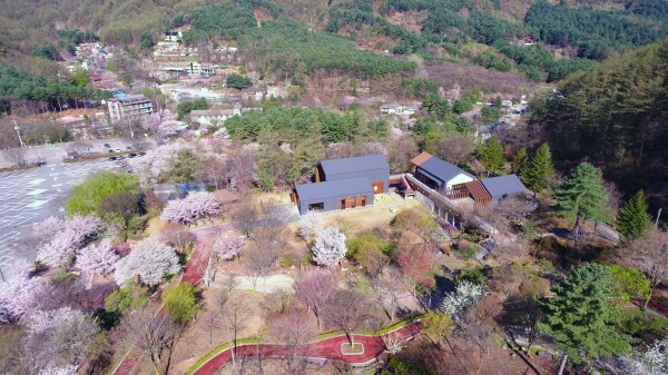 사진은 국립자연휴양림 산림복합체험센터 전경