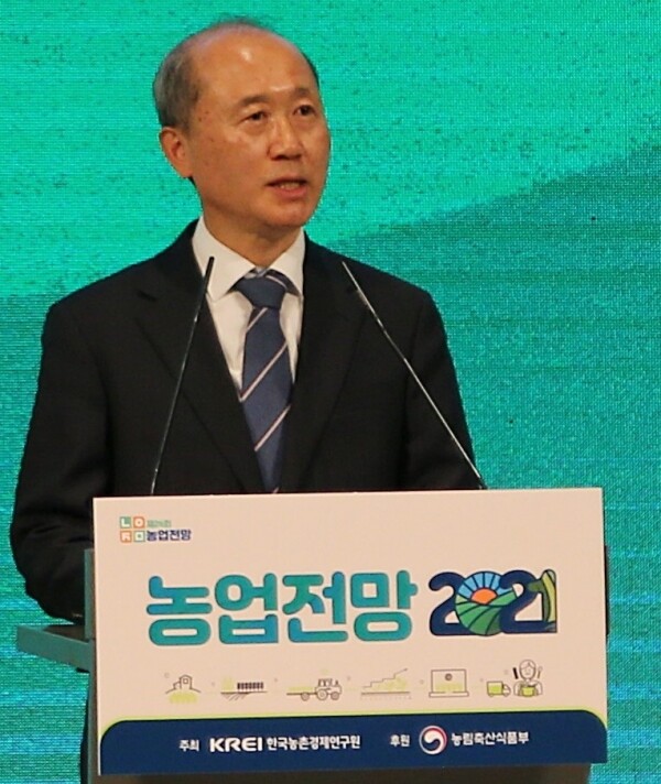 KREI 김홍상 원장이 개회식 인사말을 하고 있다