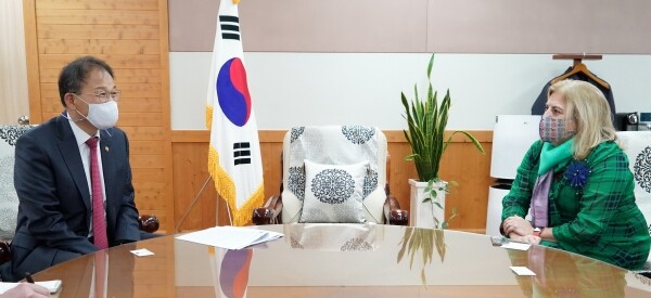 왼쪽 박종호 산림청장과 마리아 카스티요 페르난데즈 주한 유럽연합 대사 내정자