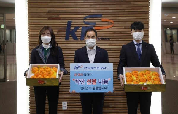 사진 가운데 김인식 사장