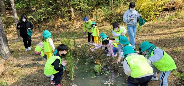 사진은 상당산성자연휴양림의 유아숲체험원 운영 모습