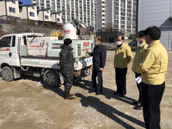 김태환 축산경제대표이사가 여주 공동방제단 관계자를 격려하고 있다