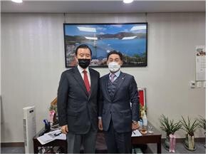 이홍재 회장은 지난 15일 홍문표 위원을 만나 AI 피해 농가들의 빠른 재기를 요청하였다