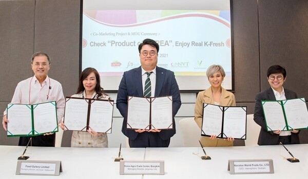 좌측부터 시티프레쉬 CEO Sithisak, 푸드갤러리 CEO Jaruwan, aT 방콕지사 이주용 지사장, 나바탄 월드푸르츠 CEO Veerinphorn, 바차몬 푸드 CEO Wipavee