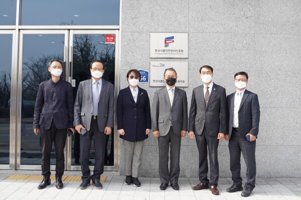 오른쪽 두 번째 조기원 원장과 김진만(왼쪽에서 두 번째), 오혜영(왼쪽에서 세 번째), 장기윤(왼쪽에서 네 번째) 전임 원장이 기념촬영을 하고 있다