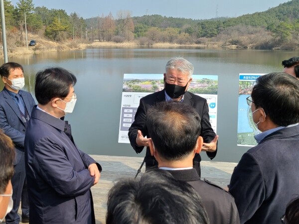 김우남 회장이 경북 영천경마공원 사업부지를 시찰하고 있다