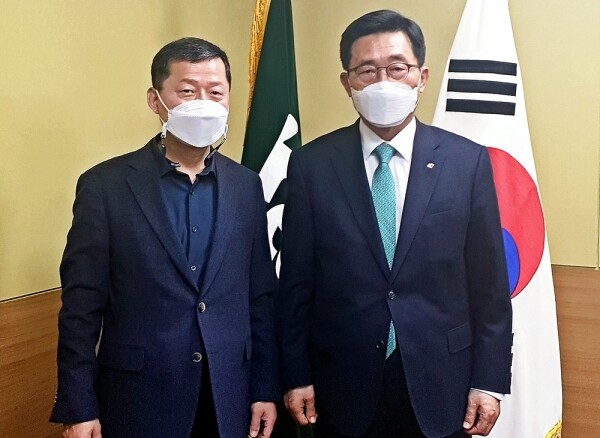 오른쪽 aT 김춘진 사장과 유엔거버넌스센터 심보균 원장