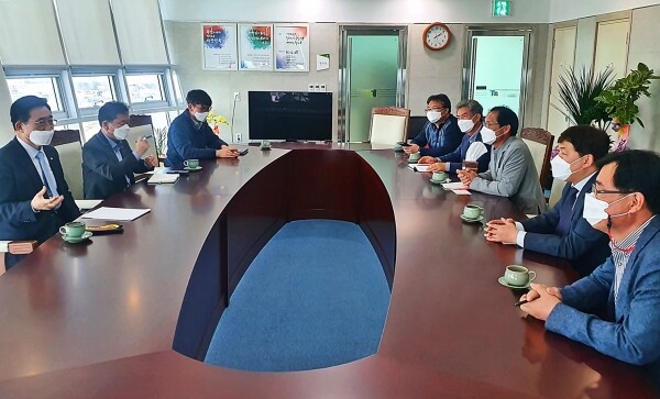 좌측 첫번째 aT 김춘진 사장과 우측 세번째 (사)국산밀산업협회 박성한 이사장