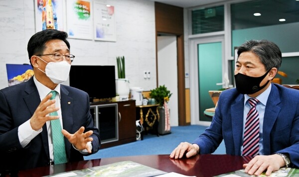 좌측 aT 김춘진 사장과 한국식품산업클러스터진흥원 김영재 이사장