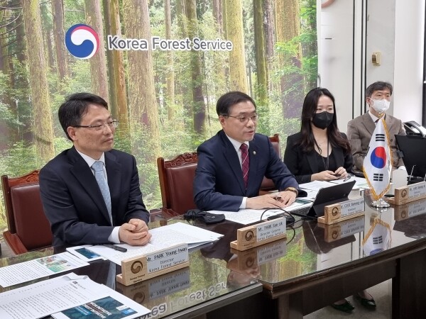 평화산림이니셔티브(PFI) 이 사회에서 발언 중인 최병암 청장