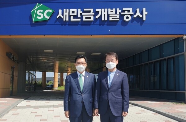 좌측 aT 김춘진 사장과 새만금개발공사 강팔문 사장