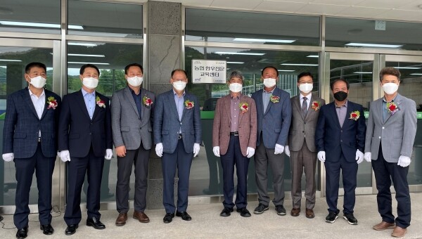 좌측 네번째 김태환 대표이사와 다섯번째 최창열 거창축협 조합장