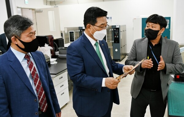 가운데 aT 김춘진 사장과 좌측 한국식품산업클러스터진흥원 김영재 이사장