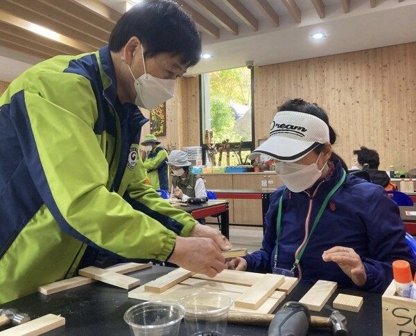 사진은 편백나무독서대 만들기를 하고 있는 모습