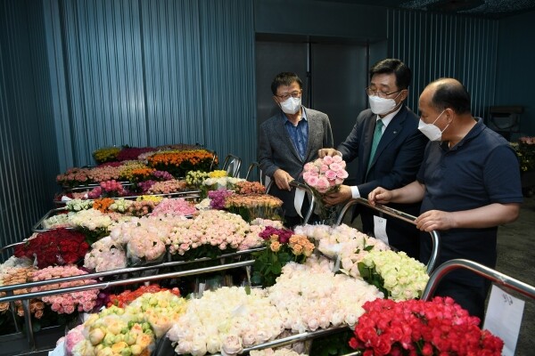 가운데 김춘진 사장과 왼쪽 (주)로즈피아 정화영 대표이사, 이광진 전무이사