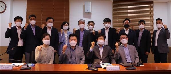 첫줄 왼쪽 두번째부터 김고응 환경부 자원순환정책과장 조영석 CJ제일제당㈜ 부사장 김명철 협회 상근부회장