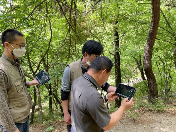 산림특별사법경찰이 전자도면을 이용해 무단훼손지 여부를 확인하고 있다