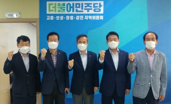 왼쪽 두번째부터 류명현고흥군산림조합장 김승남 의원 최창호 회장 박일순 조합 수석이사