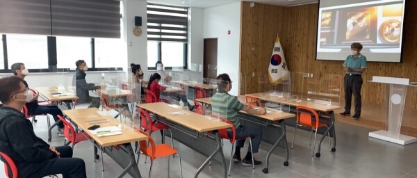 사진은 인제군 한달 살이보기의 귀촌인 사례 강연 모습