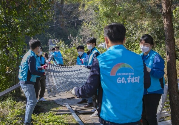 한국농어촌공사는 22일 나주시 남평읍에서 지붕 누수 보수작업과 벽지 교체 등 주거환경개선을 위한 농촌 집고쳐주기 사회공헌 활동을 실시했다