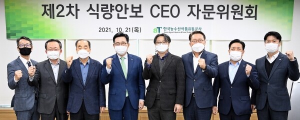 좌측 두번째부터 가천대학교 양승현 교수 전북대학교 신동화 명예교수 한국농수산식품유통공사 김춘진 사장 고려대학교 안병일 교수 서울대학교 임정빈 교수