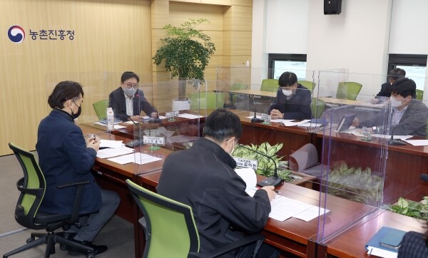 무기질비료 절감기술 개발 및 현장보급 특별팀 대책회의 모습