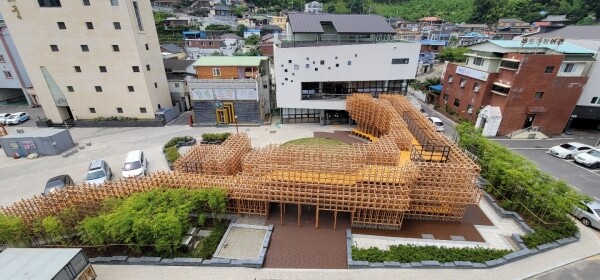 사진은 최우수상을 수상한 경남 하동군청의 우드 정글짐 모습