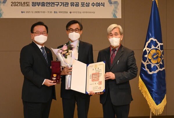 가운데 박준기 부원장과 왼쪽 김부겸 국무총리, 정해구 경제인문사회연구회 이사장