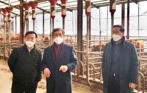 왼쪽부터 정상태 농협사료 신임 대표이사, 지남기 새밑농장 대표, 이중호 춘천철원화천양구축협 조합장