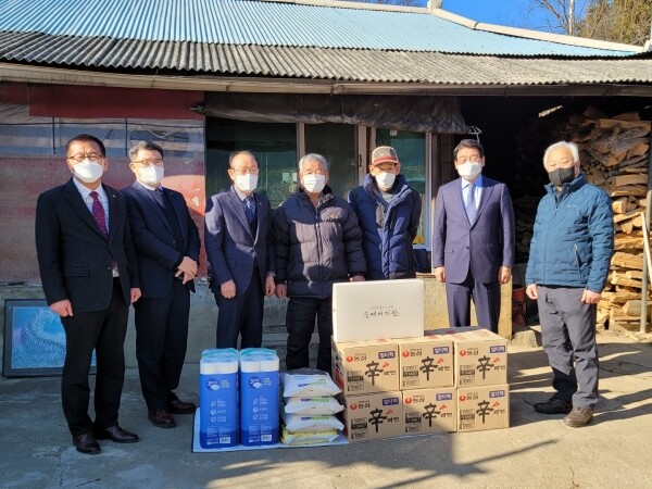 오른쪽에서 두 번째 최창호 산림조합중앙회장과 왼쪽에서 세 번째 최인규 단양군산림조합장