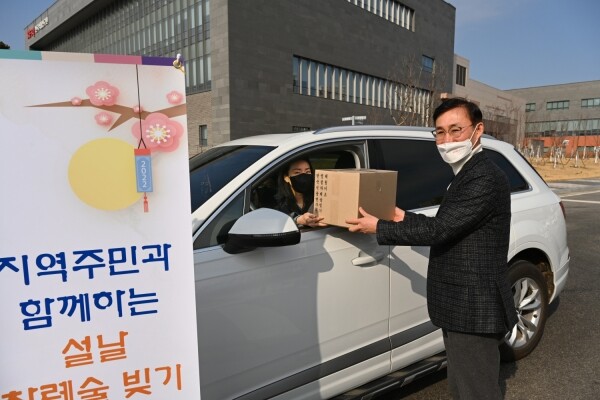 설맞이 차례술 빚기 체험 키트를 드라이브스루로 배포 중인 한국식품연구원 백형희 원장.