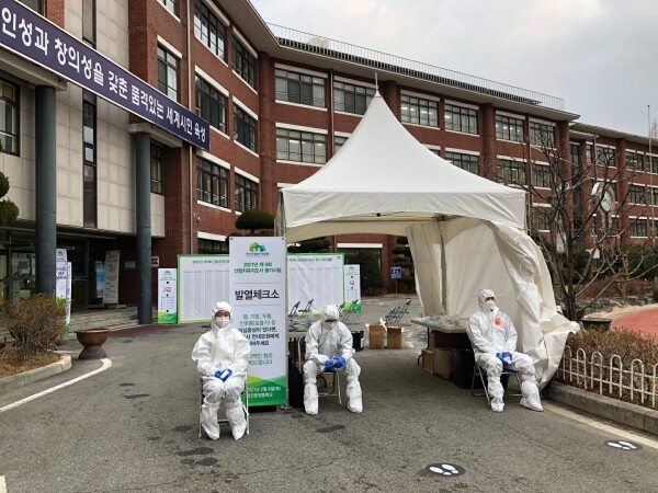사진은 고사장내 감염병 예방을 위한 운영 요원 모습.