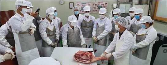사진은 농협축산물위생교육원의 식육기술교육 모습.