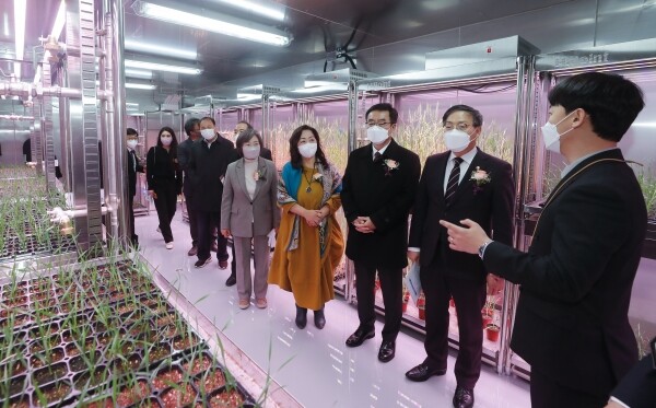 오른쪽 두 번째 박병홍 농촌진흥청장이 지난 18일 전북 완주군 농촌진흥청 국립식량과학원 밀연구동 개관식에 참석해 연구시설을 살펴보고 있다. 밀연구동은 밀의 품질가공소비 분야 연구를 일원화할 수 있는 연구기반시설이다.