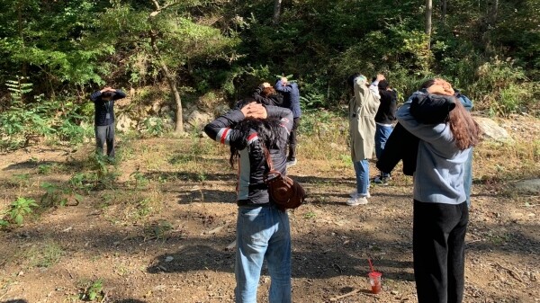 사진은 예산치유의숲의 숲명상 산책 모습.