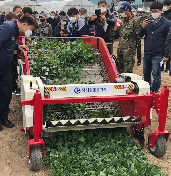 시금치 수확기.
