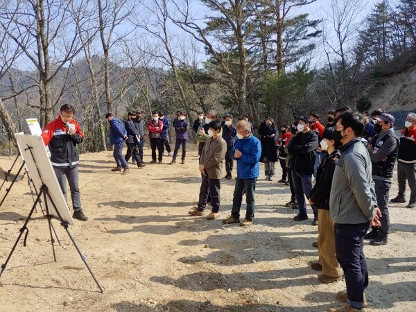 김평기 울진국유림관리소장이 산불피해 현황을 설명하고 있다.