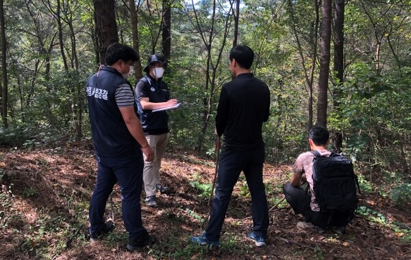 산림특별사법경찰관리가 불법행위 단속을 하고 있다.