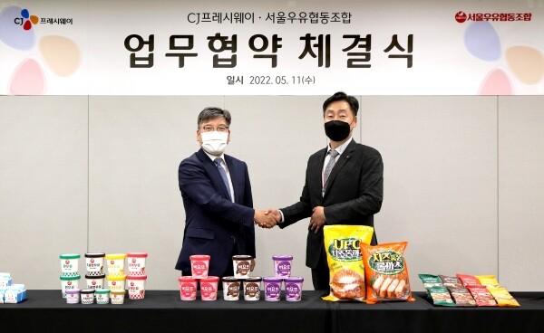 왼쪽 서울우유협동조합 최경천 마케팅상무와 CJ프레시웨이 박선호 상품본부장