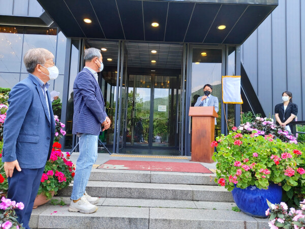 임하수 산림복지국장이 민간정원 브랜드이미지 현판식에 참석해 축사를 하고 있다