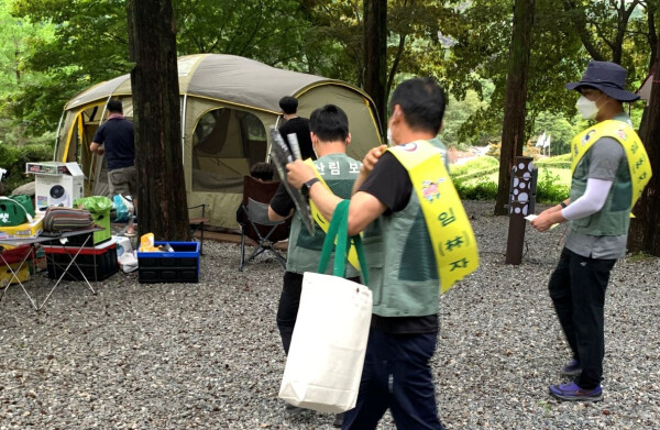 산림보호단이 휴양시설에서 산림 이용문화를 홍보하고 있다