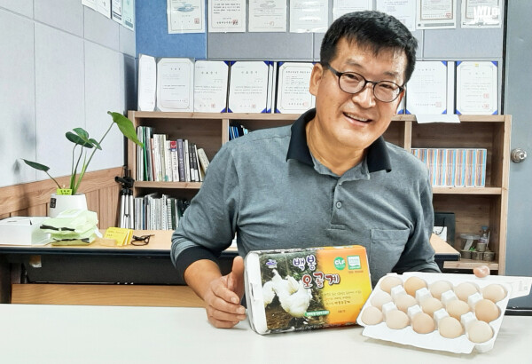 장택순 대표가 농장에서 생산한 오골계 계란을 선보이고 있다