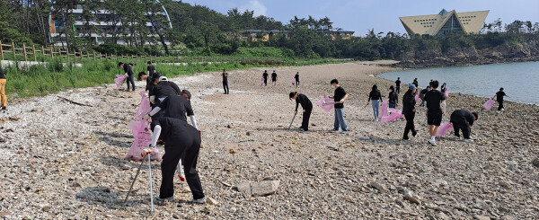 현대자동차 전주공장 직원과 굿네이버스 직원 및 전북청년들이 쓰레기줍기 활동을 하고 있다